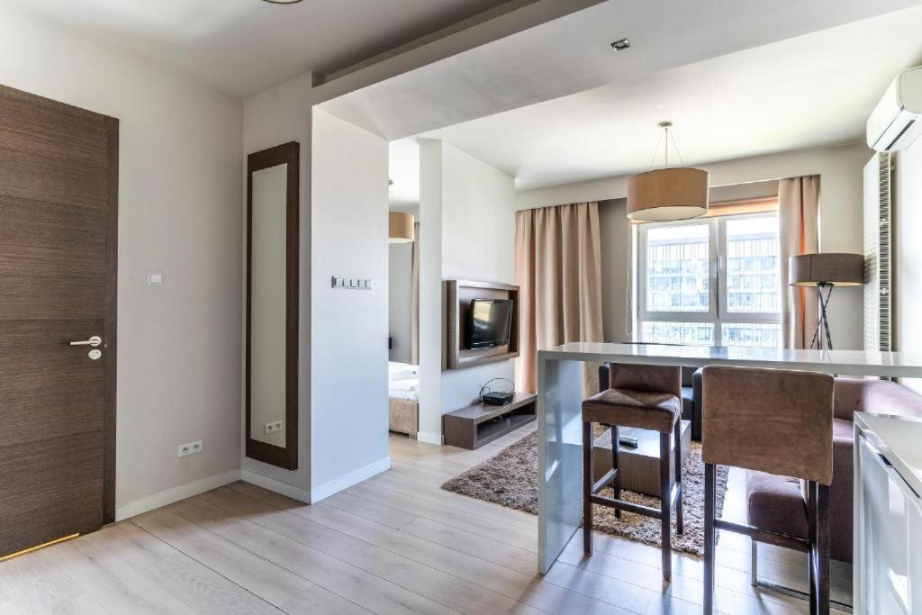 Platinum Tower - City Center - Golden Apartments Varsavia Esterno foto